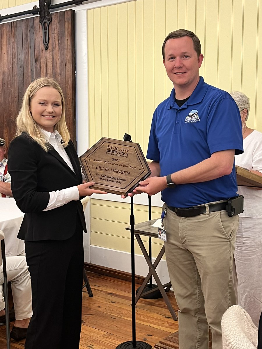 LillieH0's tweet photo. I’m so honored to be recognized as the Burgaw Area Chamber of commerce Youth Volunteer of the year!
@ECBGerovac @EastCobbBullets @ExtraInningSB @Los_Stuff @D1Softball @D1Uncommitted @d1fastpitch1 @now_d1 @D1SoftballNews @d2softball https://t.co/BdlPiqsbBy