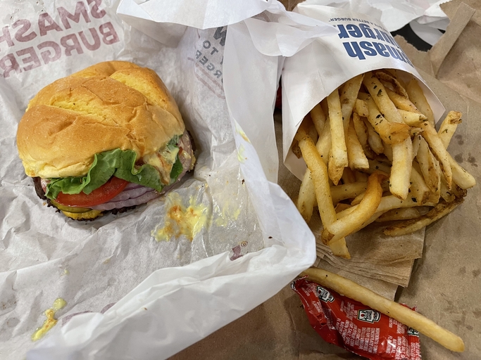tcalphabeta's tweet photo. Sloppy, delicious and smashed. Just the way i like it! Ordering from Grubhub to satisfy my food cravings 😋 Score delicious deals from #Grubhub and more when you join me in the #GrubhubTastemakers Community!  #ad https://t.co/CwPgkNuRzZ https://t.co/iJnK67TM7N