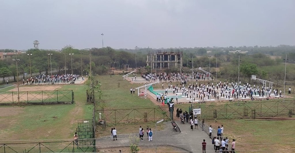 NSSRDBhopal's tweet photo. @NSSGuruGhasidas volunteers &amp; faculties performed Yoga to mark the #InternationalDayOfYoga2022
in presence of MP @ArunSao3 Ji &amp;  Prof(Dr) @chakrawalalok Ji the VC.

#YogaWithNSS

@YASMinistry @ianuragthakur @_NSSIndia @GovernorCG @moayush @sanjayjavin @pankajsinghips @askabir_ https://t.co/VG0IDD6jPS