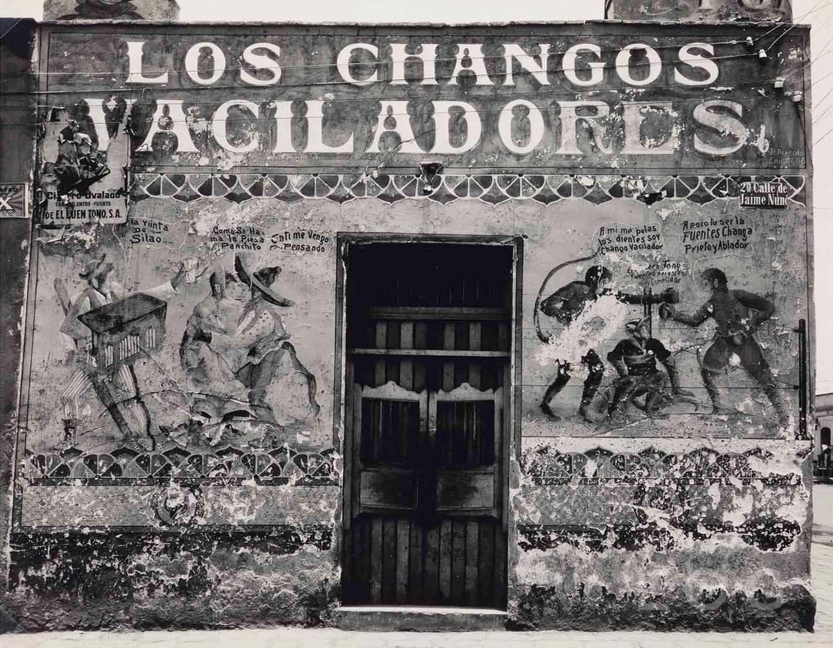 “A mí me pelas los dientes, soy chango vacilador”
MAGNÍFICOS RÓTULOS realizados casi 100 años atrás en la fachada de la famosa pulquería Los Changos Vaciladores en la Calle Jaime Nuno de la Colonia Guerrero. Fotografía de Edward Weston 1926 #CDMX #RT