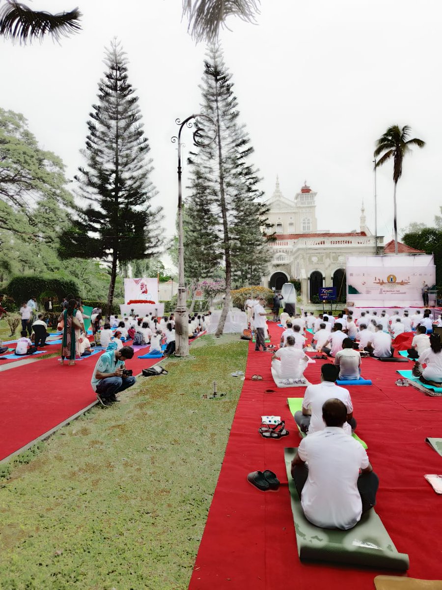 tellme_360's tweet photo. Participants at Agha Khan Palace Pune enthusiastically hearing to the address by Hon'ble Prime Minister Shri Narendra Modi on Yoga day. 

#Asana #yogalife #IDY2022 #aghakhanpalace #PMModi #YogaForHumanity #InternationalYogaDay #InternationalDayofYoga2022 
@PMOIndia @TeamIndiacom https://t.co/Yrdam6QOnS