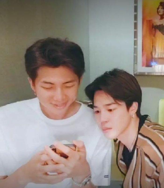 sigkjrw's tweet photo. "namjoon es más alto que jimin, los llaman 'minimoni' " 
– un hilo devastador https://t.co/tjIbpBx9MP
