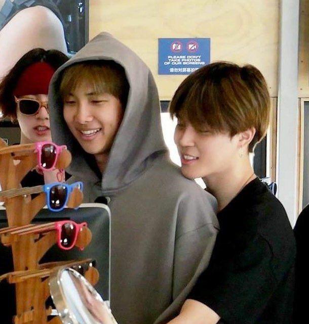 sigkjrw's tweet photo. "namjoon es más alto que jimin, los llaman 'minimoni' " 
– un hilo devastador https://t.co/tjIbpBx9MP