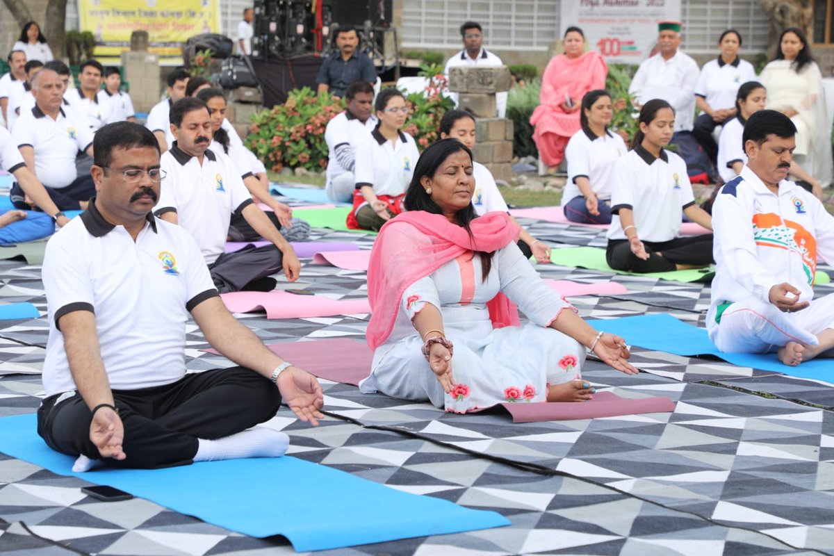 Himachal Pradesh | Union Minister Dharmendra Pradhan performs Yoga at Kangra For... - Kannada News
