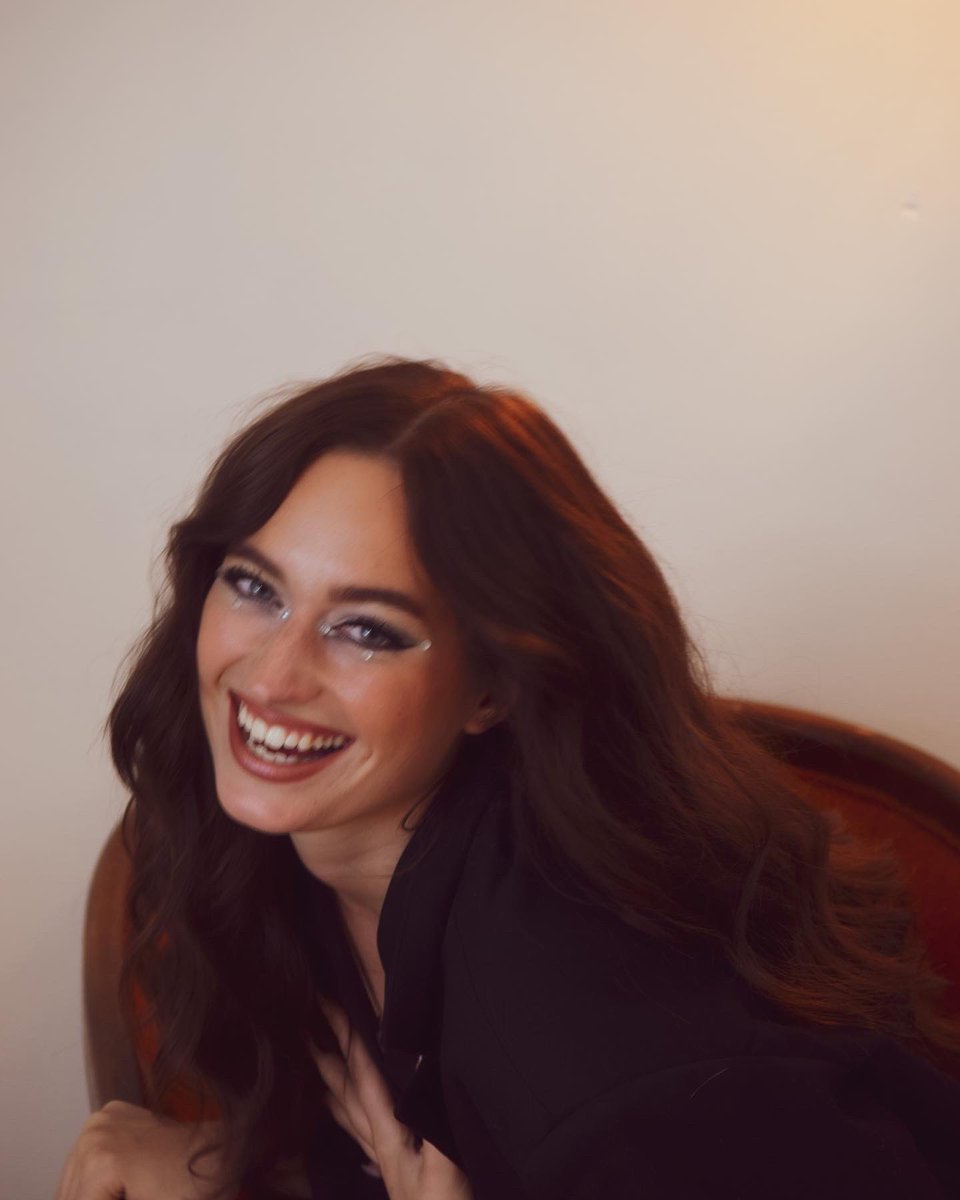 madelyn_turner's tweet photo. ok whatever… I’m in the running to be maxim mags next covergirl… vote for me and I will convince them to let me wear a Ben Franklin costume at the shoot https://t.co/bdy8THvIhh