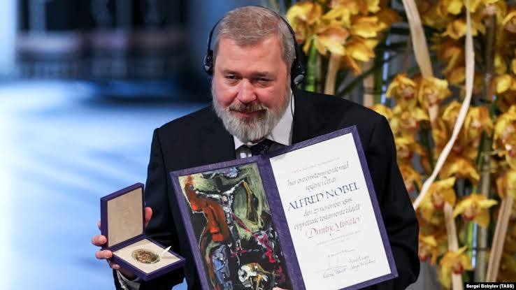 igorsushko's tweet photo. BREAKING: Dmitry Muratov, the editor-in-chief of the independent Russian newspaper Novaya Gazeta has auctioned off his #NobelPeacePrize medal for $103.5 million, all proceeds go toward helping Ukrainian refugees. HERO. 👏 #DmitryMuratov https://t.co/PL8StqnIW7