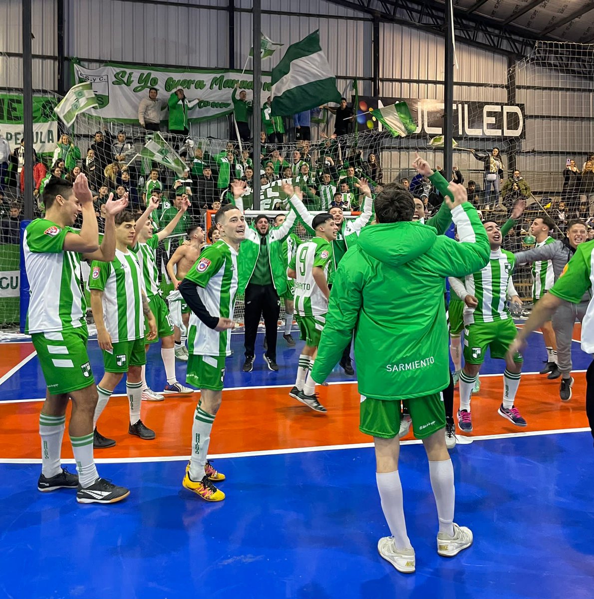 Fiordeoliva's tweet image. El partido más fácil siempre es en la tribuna .!