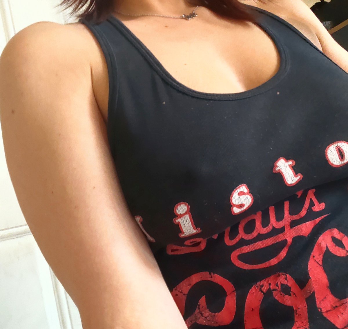 LittleRoxy26's tweet photo. Awww when you get home from a long ass day at work first thing is first let them girls out!Now time to relax and climb into bed! #HappyMonday #sleepy #nobra #bedtime #DoItAgaintomorrow  #WorkHardPlayHard 😈😈😈

https://t.co/ToZo7EpqAd https://t.co/B5PL7y9oME