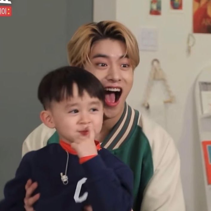 jakesfeeds's tweet photo. jake with kids will always be adorable 🥺

#ENHYPEN_JAKE #엔하이픈_제이크 https://t.co/SdqnZmeUuI