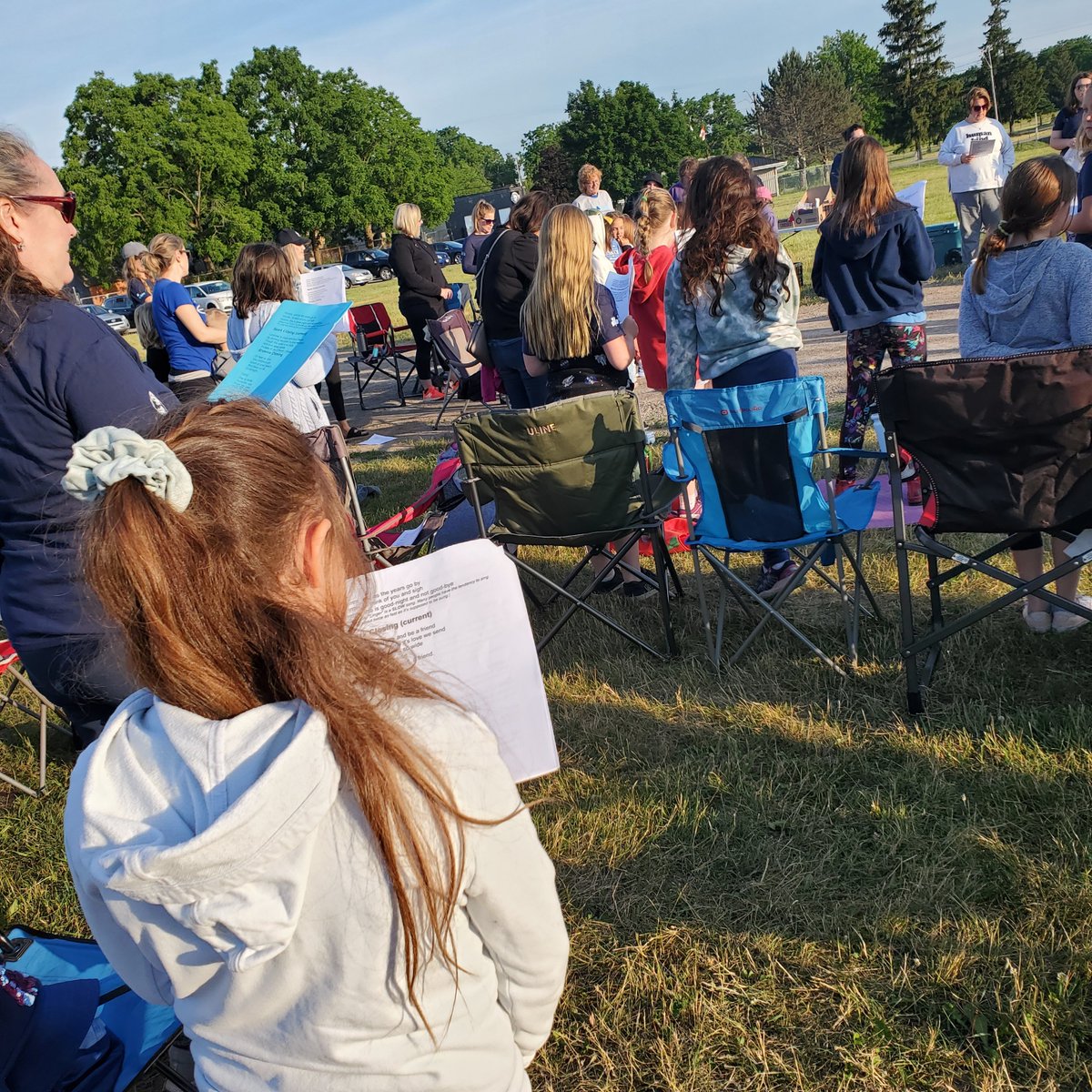 goDSresearch's tweet image. How does one help her child overcome her select #noisesensitivity (ie singing in new group settings), you remind her there will be #smores! Campfire @GirlGuidesofCanada #belonging #treats healthy or not