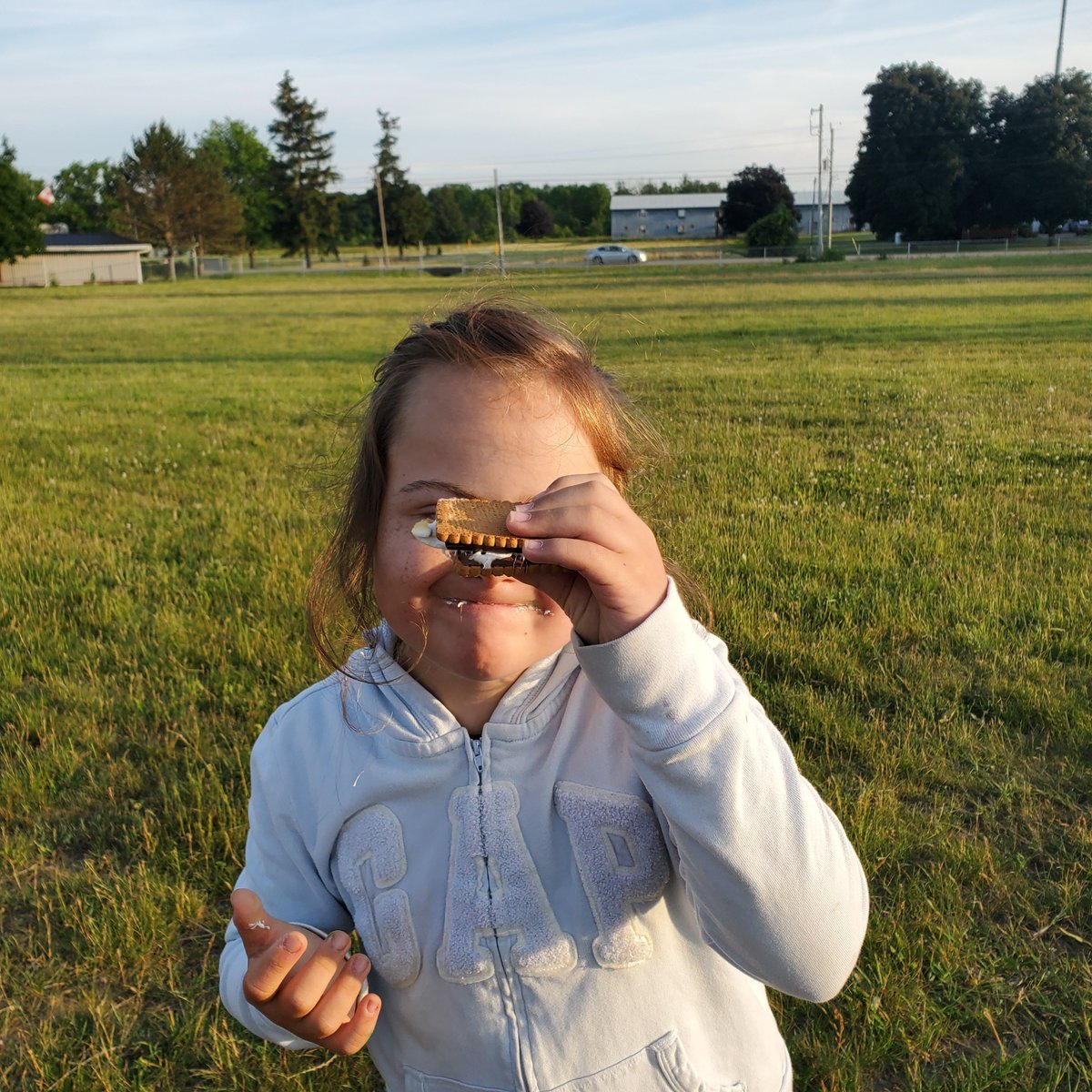 goDSresearch's tweet image. How does one help her child overcome her select #noisesensitivity (ie singing in new group settings), you remind her there will be #smores! Campfire @GirlGuidesofCanada #belonging #treats healthy or not