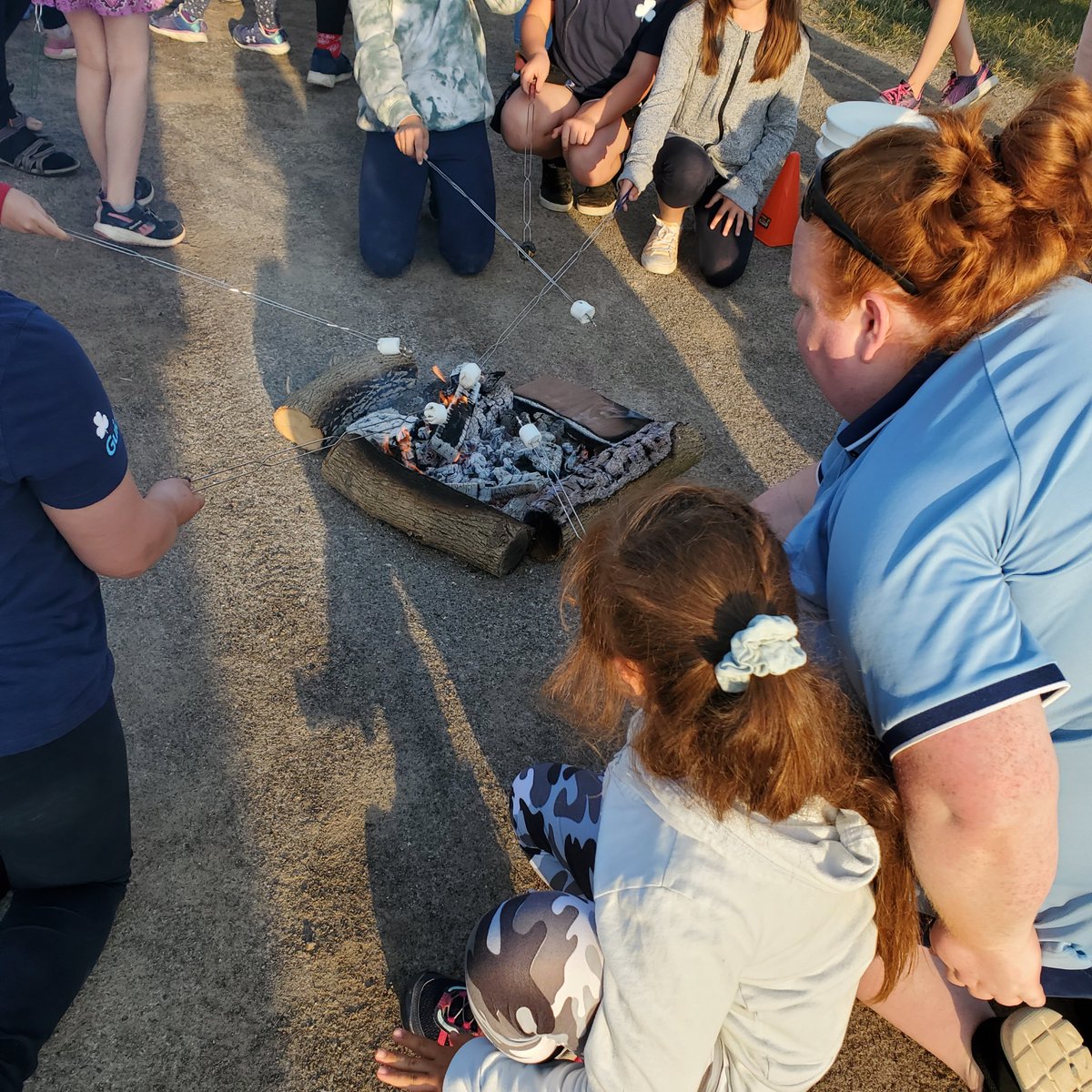 goDSresearch's tweet image. How does one help her child overcome her select #noisesensitivity (ie singing in new group settings), you remind her there will be #smores! Campfire @GirlGuidesofCanada #belonging #treats healthy or not