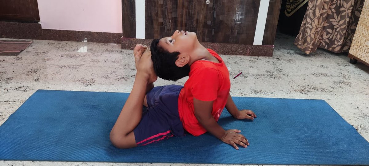 PmgdishaD's tweet photo. TamilNadu _ Thiruvallur District VLE MR. Lokesh D celebrating the 8th International Yoga Day
@moayush
@CSCegov_
@CSCSPV_Health 
@csc_south 
@dintya15 
#CSCYoga
 #537647730010Y2022
#YogaForHumanity https://t.co/FwaHxNoanP