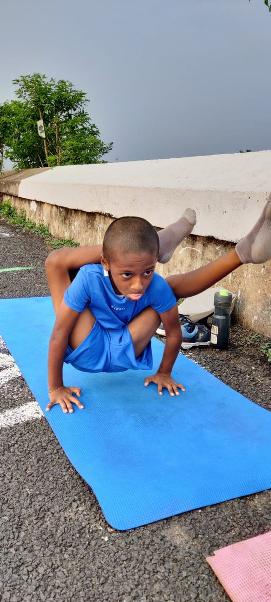 PmgdishaD's tweet photo. TamilNadu _ Thiruvallur District VLE MR. Lokesh D celebrating the 8th International Yoga Day
@moayush
@CSCegov_
@CSCSPV_Health 
@csc_south 
@dintya15 
#CSCYoga
 #537647730010Y2022
#YogaForHumanity https://t.co/FwaHxNoanP