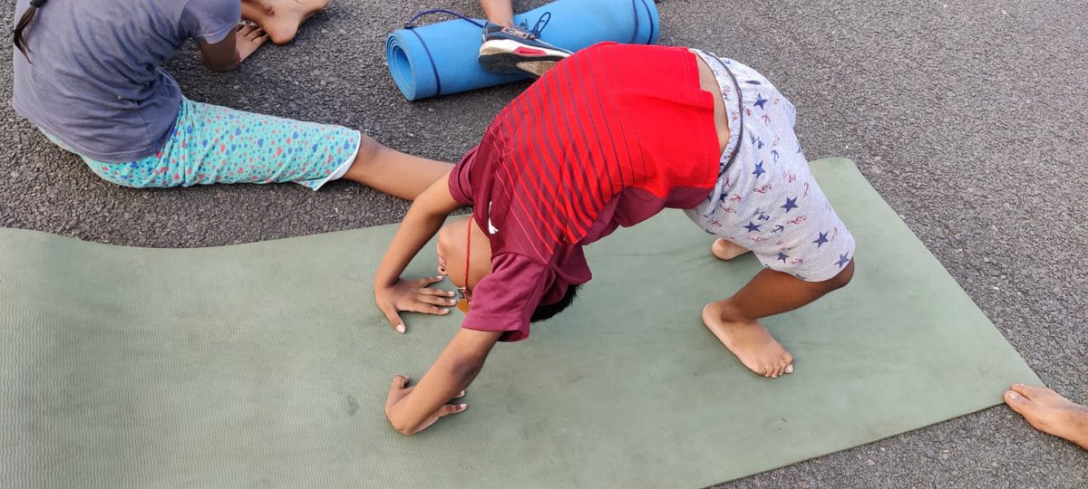 PmgdishaD's tweet photo. TamilNadu _ Thiruvallur District VLE MR. Lokesh D celebrating the 8th International Yoga Day
@moayush
@CSCegov_
@CSCSPV_Health 
@csc_south 
@dintya15 
#CSCYoga
 #537647730010Y2022
#YogaForHumanity https://t.co/FwaHxNoanP