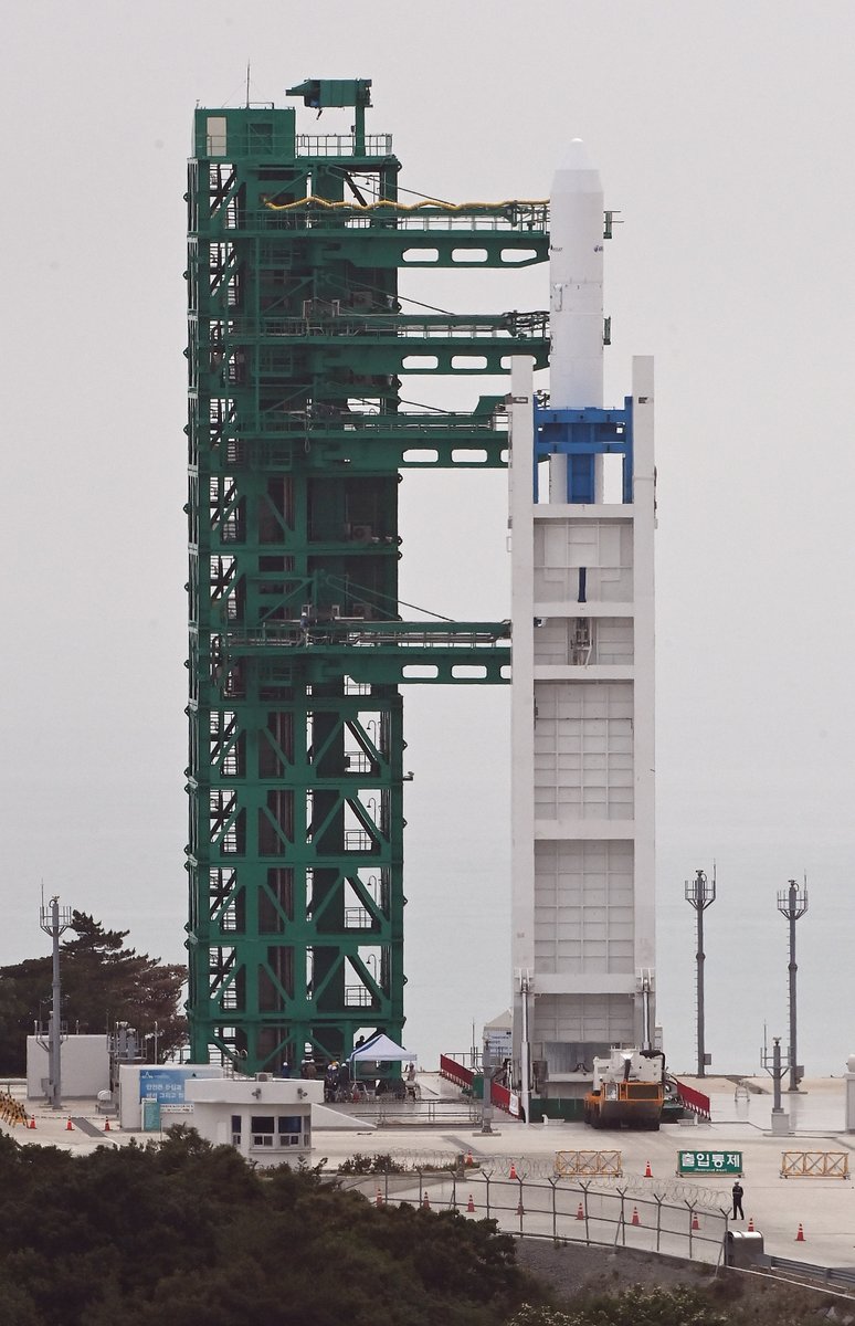 DiscoverKorea_'s tweet photo. S. Korea′s homegrown #space_rocket #Nuri sits on the #launch_pad🚀
#space #rocket #누리호
https://t.co/eCccxxTB7v https://t.co/DmpODie06O