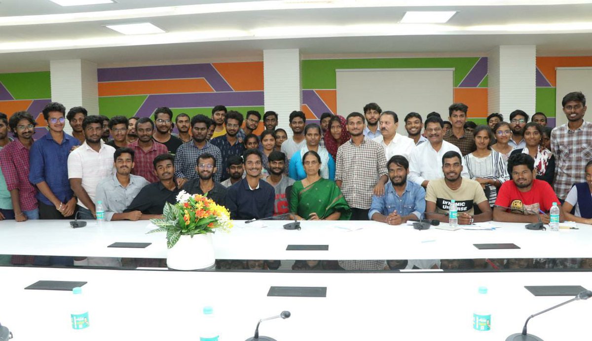 prabhakarchouti's tweet photo. విద్యార్థి ఉద్యమానికి దిగి వచ్చిన ప్రభుత్వం
నిన్న రాత్రి  @sgc_rguktb విద్యార్థులతో @SabithaindraTRS గారు   చర్చలు జరిపి 
నెల రోజుల్లో  అన్ని రకాల సమస్యలు పరిష్కరిస్తామని మంత్రి హామీ, హామీని సమ్మతించిన విద్యార్థులు ఆందోళన విరమణకు అంగీకారం.
#StudentPower https://t.co/Vi7M9I7732