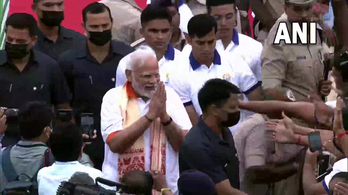 Karnataka | Prime Minister Narendra Modi greets the gathering at Mysuru Palace G... - Kannada News