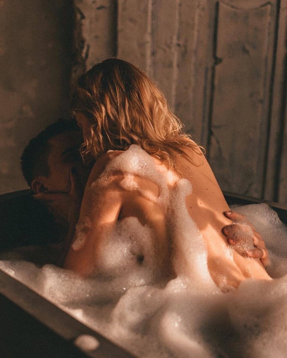 Bubble bath kisses