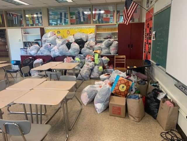 The Lindale WL Department spearheaded a school wide clothes drive. Teachers partnered with the non-profit organization, Happy Helpers for the Homeless by donating 2, 268 clothing items. Lindale was awarded their Distinguished Service Award! #AACPSAwesome <a href="/AACountySchools/">AACPS</a>
