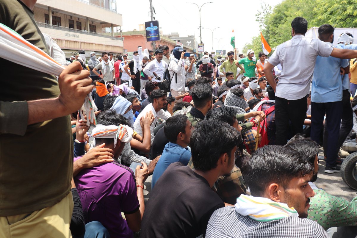 SikarMirror's tweet photo. अग्निपथ का सीकर जिले में विरोध प्रदर्शन। #AgnipathScheme  #Agnipath #Agniveer #AgnipathProtests #agniveerRecruitmentScheme #agnipathwapislo #AgniveerRecruitment #AgniveerToTransformArmy #sikar @SubhashJakhar_ @DyfiDelhi @vijendra_dhaka_ @kadirkh30703440 @newsclickin @AltNews https://t.co/NWiuxujqGh