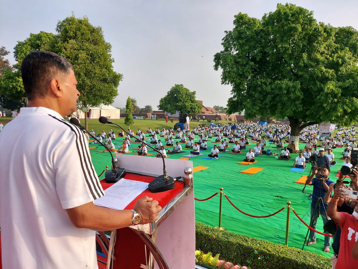 RajKSinghIndia's tweet photo. Practising Yoga is the key for holistic health and spiritual well being.

Let us all celebrate #InternationalDayofYoga by practising yoga and pledge to make it an integral part of our lifestyle.
#YogaForHumanity 
#AmritMahotsav https://t.co/3Nf7q4yey6