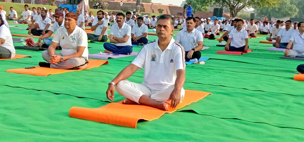RajKSinghIndia's tweet photo. Practising Yoga is the key for holistic health and spiritual well being.

Let us all celebrate #InternationalDayofYoga by practising yoga and pledge to make it an integral part of our lifestyle.
#YogaForHumanity 
#AmritMahotsav https://t.co/3Nf7q4yey6