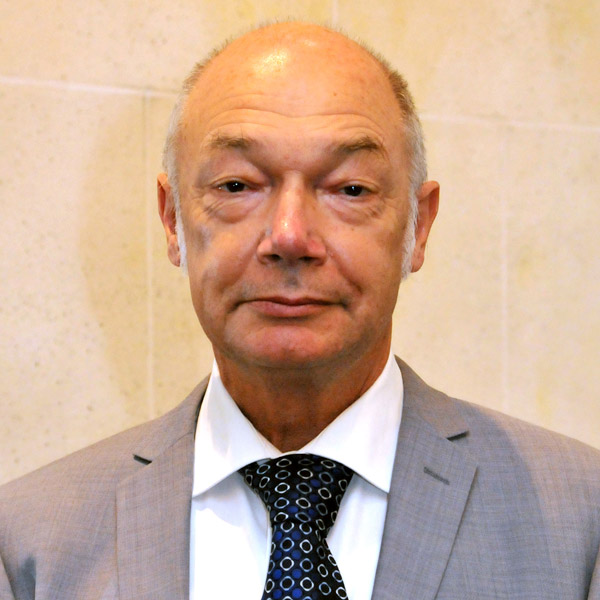 UNDP_Pacific's tweet photo. 🎙️The new episode of our podcast Catching the last wave is out now!
🗣️@TodaInstitute Dr. Volker Boege enlightens us on #climatesecurity, #peacebuilding, resilience and #ClimateAction in the #Pacific.
Tune in: https://t.co/HS5XwtZ89f https://t.co/tKxK7RXmb2
