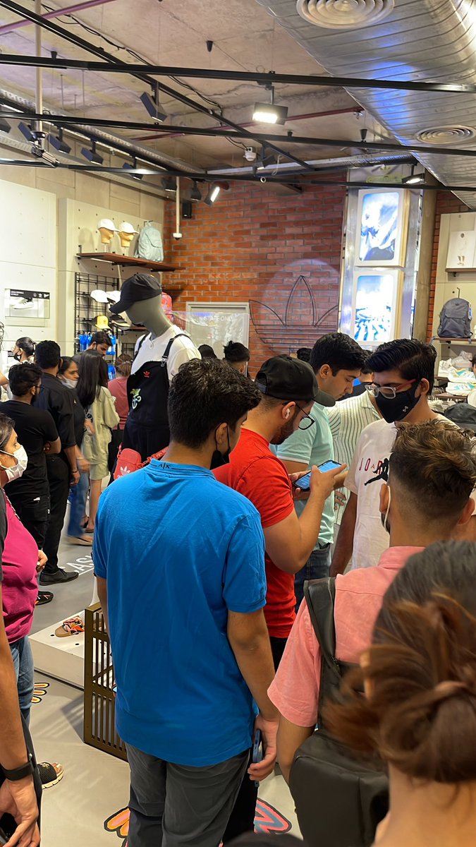 manavbhati18's tweet photo. First time copping shoe with such madness. I remember years ago Sneakers were not even a thing, good to see people in India adapting new culture https://t.co/Knw4NJwzwx