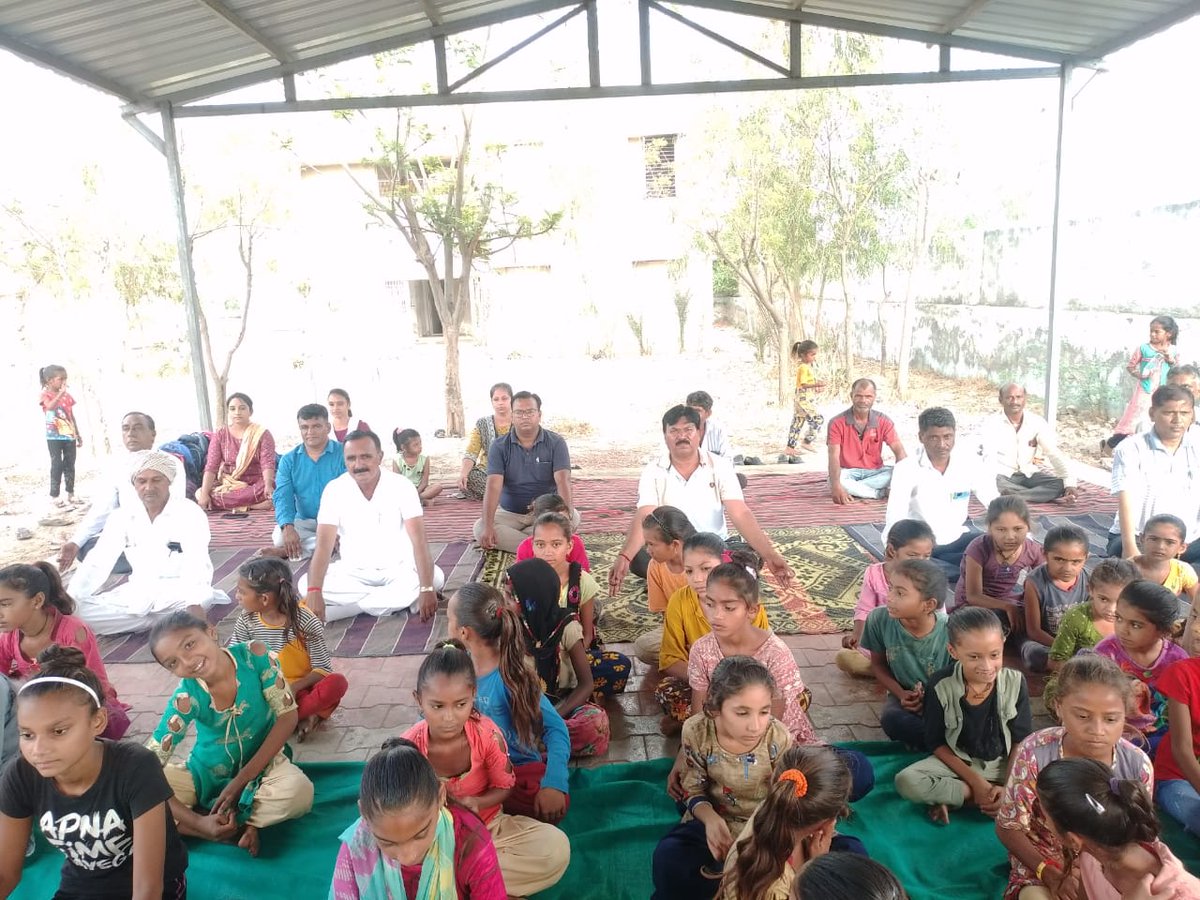 Akbarvora1's tweet photo. આજે દુદખા કન્યા પ્રાઇમરી સ્કૂલ માં યોગ દિવસ નિમિતે યોગાસન નું સરસ આયોજન કરવામાં આવ્યું હતું..તેમાં સરપંચ સાહેબ,સ્કૂલ સ્ટાફ,વિદ્યાર્થી,ગામના લોકો તથા csc staff dudkha center તમામ લોકો એ યોગા કરીને પોતાના  યોગા કરવા નાં ફાયદા વિશે માહિતી આપી હતી.. https://t.co/GSp5aijLF9