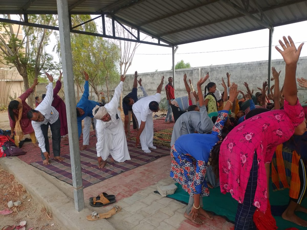 Akbarvora1's tweet photo. આજે દુદખા કન્યા પ્રાઇમરી સ્કૂલ માં યોગ દિવસ નિમિતે યોગાસન નું સરસ આયોજન કરવામાં આવ્યું હતું..તેમાં સરપંચ સાહેબ,સ્કૂલ સ્ટાફ,વિદ્યાર્થી,ગામના લોકો તથા csc staff dudkha center તમામ લોકો એ યોગા કરીને પોતાના  યોગા કરવા નાં ફાયદા વિશે માહિતી આપી હતી.. https://t.co/pXphWV5u7E