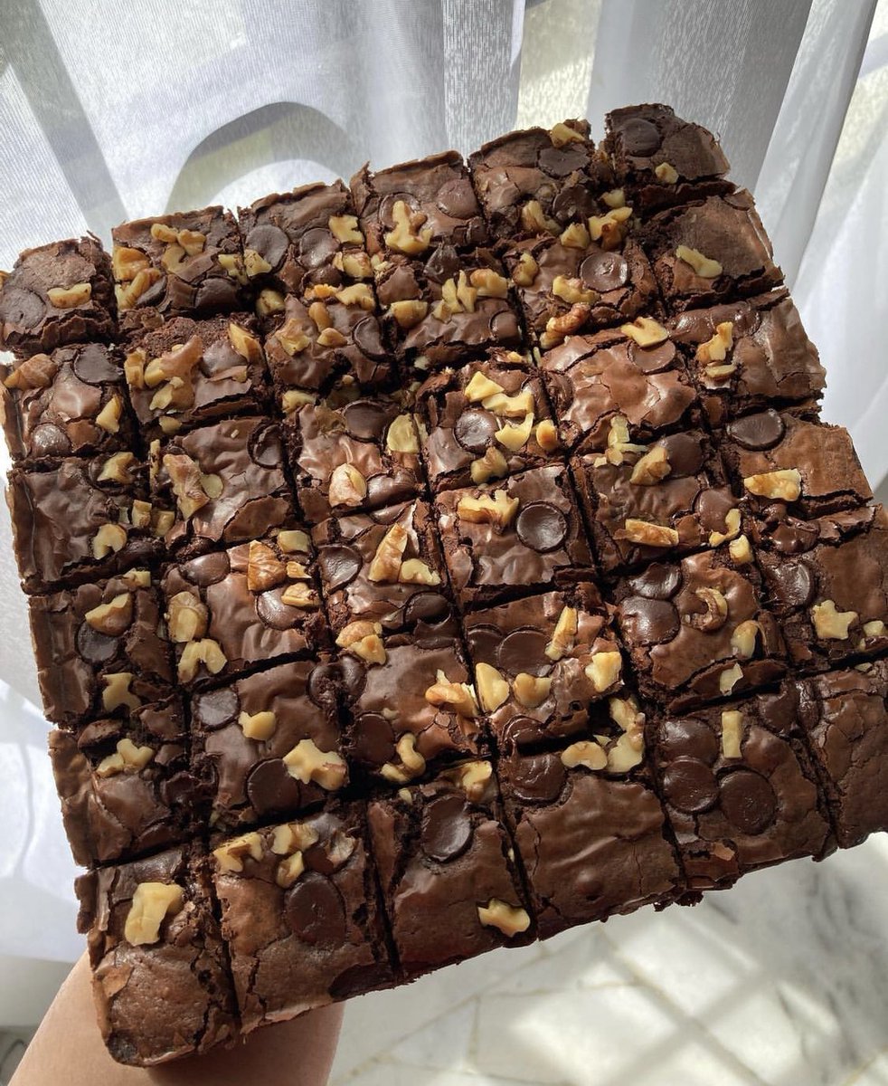 bakedthings4u's tweet photo. Hari jumaat ni kita ada open order for fudge brownies with walnut ✨ only RM 50 for 8 inch https://t.co/TugEsz0CyD