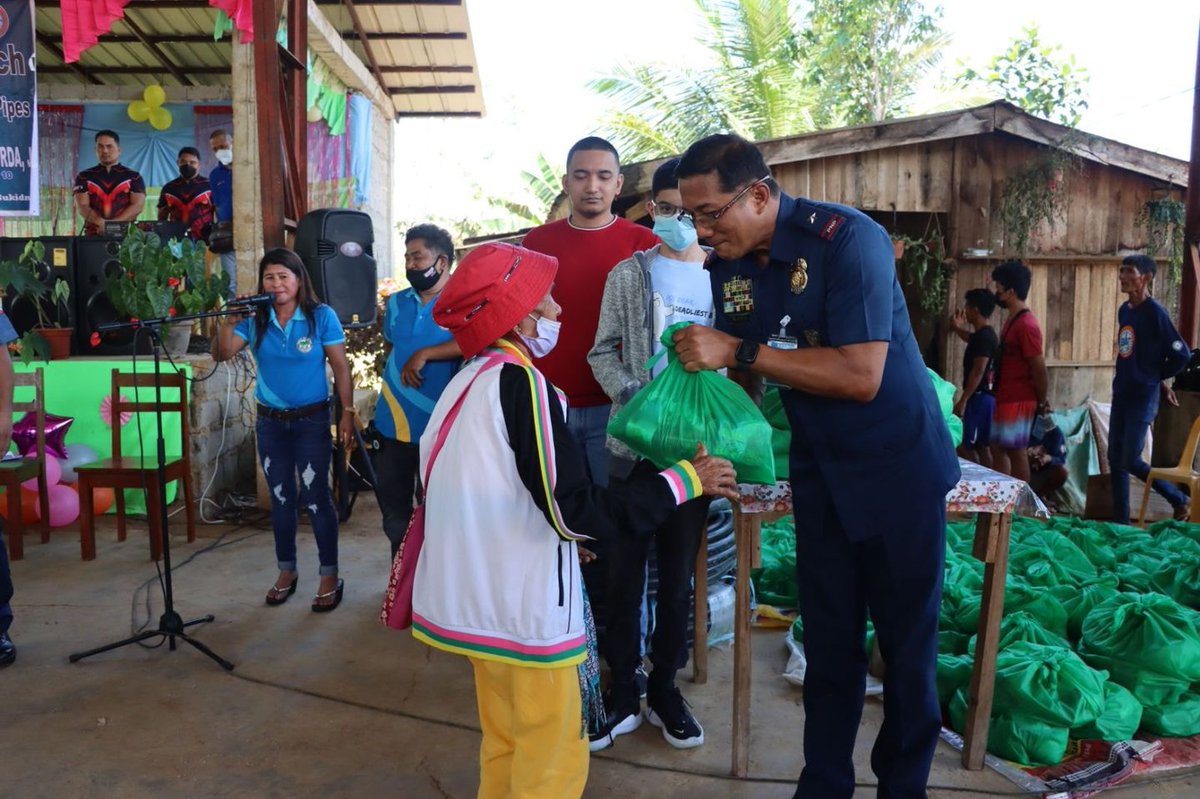 cordsrx's tweet photo. Gitanyag sa PNP Community Outreach Program ning Sabado, Hunyo 18, ang mga serbisyo sama sa libreng tuli ug medical consultation sa sa Brgy. Salucot, Talakag, Bukidnon. 

Nag-apod-apod usab ang buhatan sa mga tambal, tsinelas, ug mga food packs sa 100 ka mga pamilya.
#CORDSX https://t.co/TXN29WDaGl