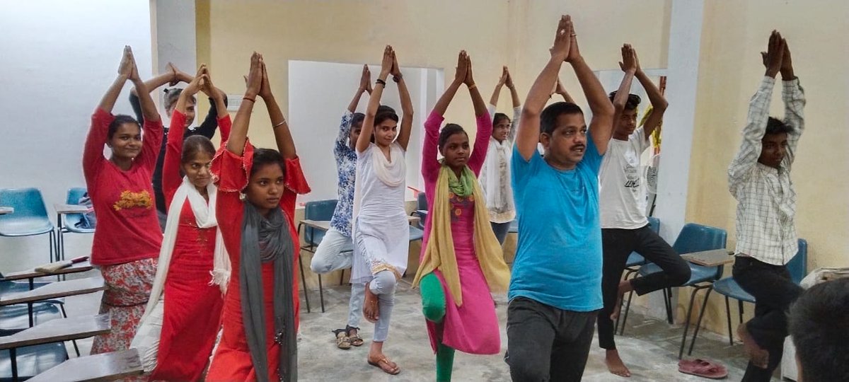 अयोध्या जनपद के बीकापुर स्थित सीएससी अकेडेमी पर योग कराते हुए केंद्र संचालक
<a href="/moayush/">Ministry of Ayush</a> 
<a href="/CSCegov_/">CSCeGov</a> 
<a href="/CSCSPV_Health/">CSC Health</a> 
<a href="/dintya15/">dinesh tyagi Retd IAS</a>

#CSCIDY2022 
#YogaForHumanity