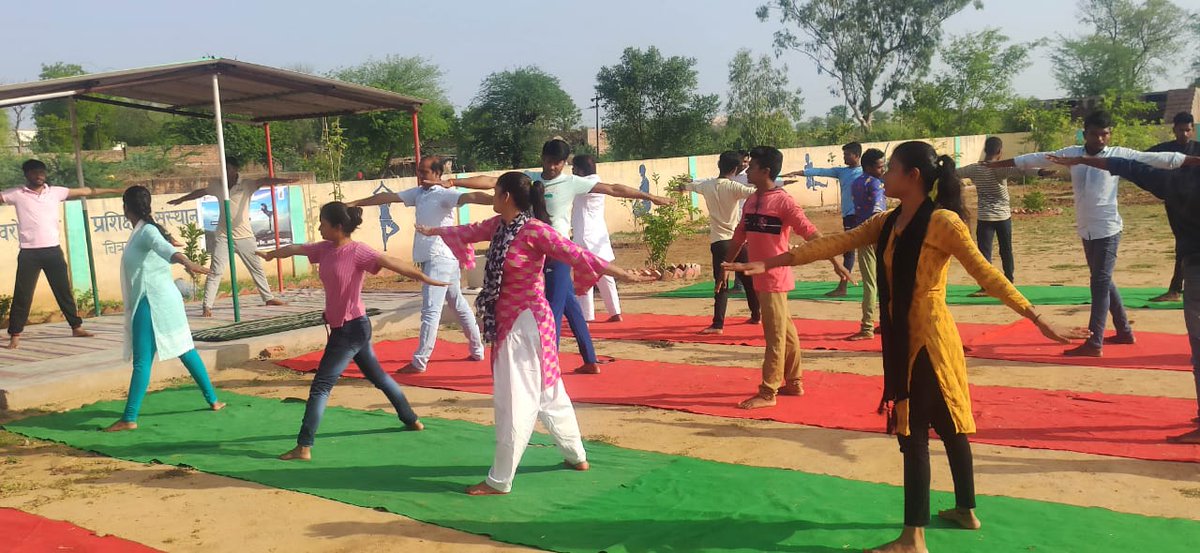 78689Sameer's tweet photo. Yoga day done by VLE Chitrakoot
@CSCegov_
@atulitrai
@vageesh_iaf
@moayush
@CSCegov_
@CSCSPV_Health

#YogaForHumanity
#AzadiKaAmritMahotsav
#MyYogaMyPose
#CSCIDY2022 https://t.co/QY4MXdWZQr