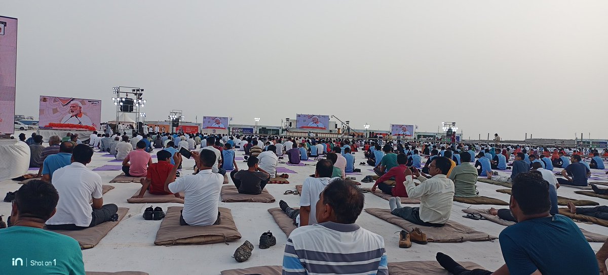 AdaBhuj's tweet photo. કરો યોગ રહો નીરોગ, ધોરડો, કચ્છ મધ્યે યોગાભ્યાસ @KutchDdo @GujAgriDept https://t.co/Tya14DIuHF
