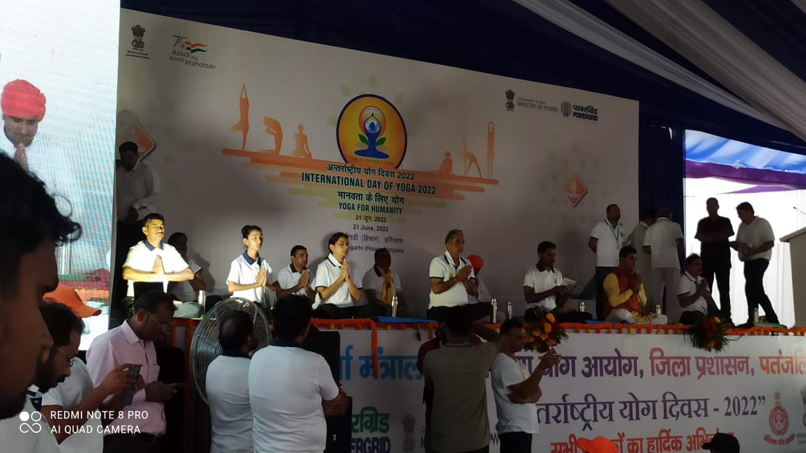 MinOfPower's tweet photo. Hon'ble Minister of State for Power and Heavy Industries, Shri Krishan Pal practicing Yoga at the #YogaDay program held at Rakhigarhi, Hisar, Haryana, as part of the 8th International Day of Yoga celebrations.

@KPGBJP
@moayush
@AmritMahotsav
@PIB_India

#YogaForHumanity https://t.co/tENPnXe2Jc
