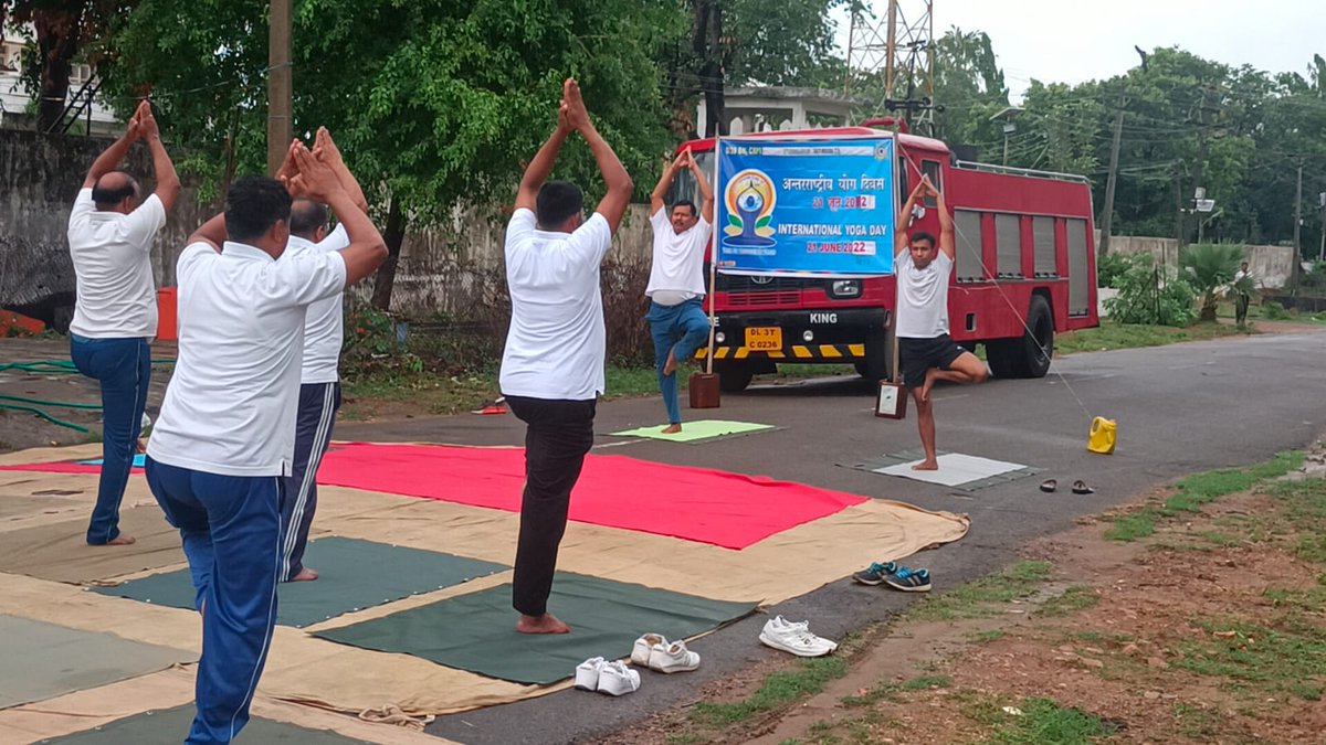 AEturnagaram's tweet photo. Be Healthy
Be Mindful
Be Happy 
Happy International YOGA Day
#InternationalYogaDay 
@MuluguSP 
@TelanganaDGP 
@TelanganaCOPs 
@sdpomulugu https://t.co/HU2fmbjVuL