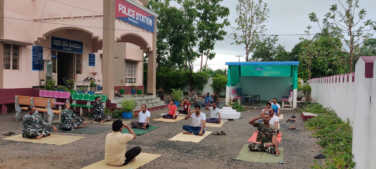 AEturnagaram's tweet photo. Be Healthy
Be Mindful
Be Happy 
Happy International YOGA Day
#InternationalYogaDay 
@MuluguSP 
@TelanganaDGP 
@TelanganaCOPs 
@sdpomulugu https://t.co/HU2fmbjVuL