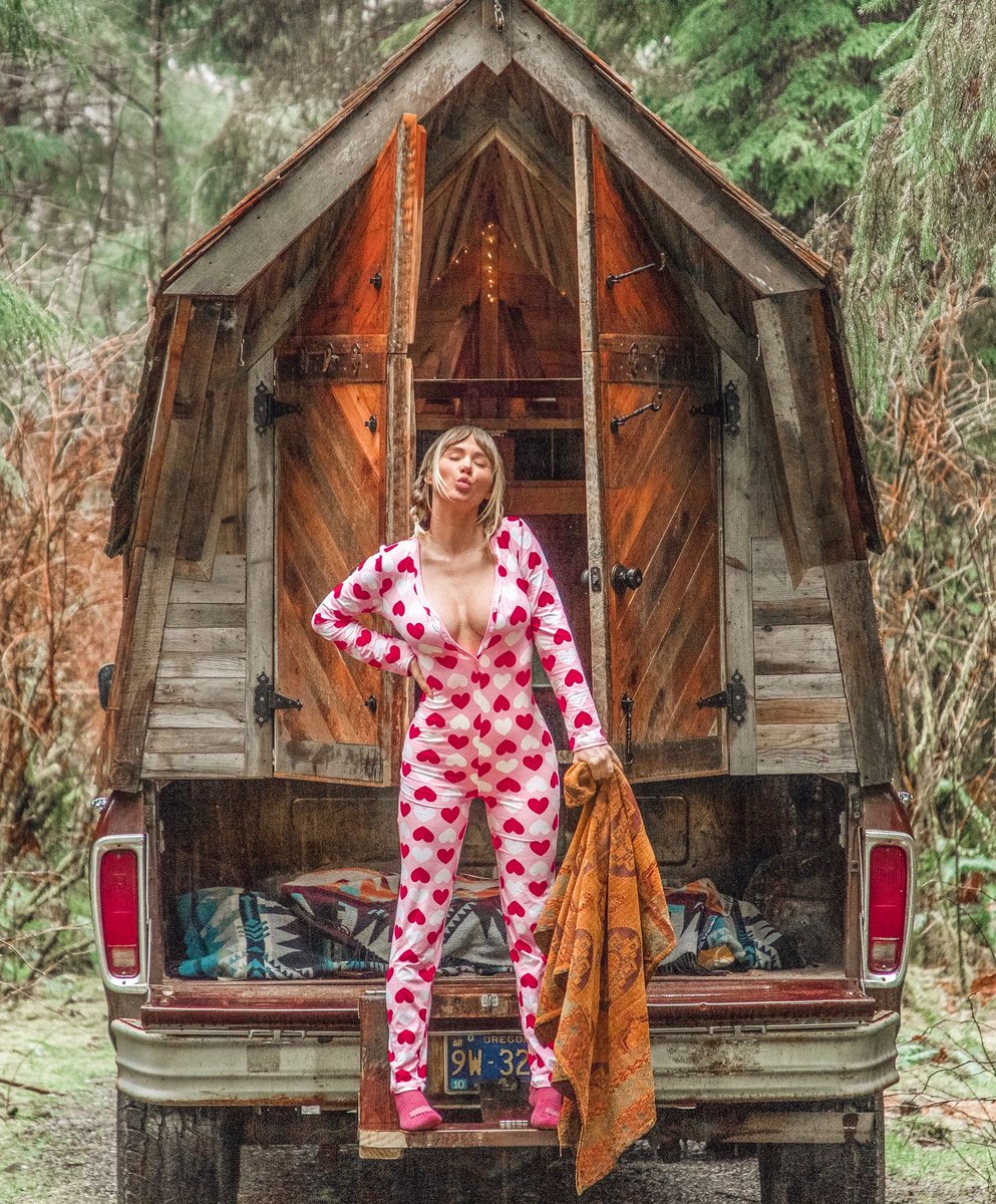 SaraUnderwood's tweet photo. Cozy Night https://t.co/552MLRqe9q