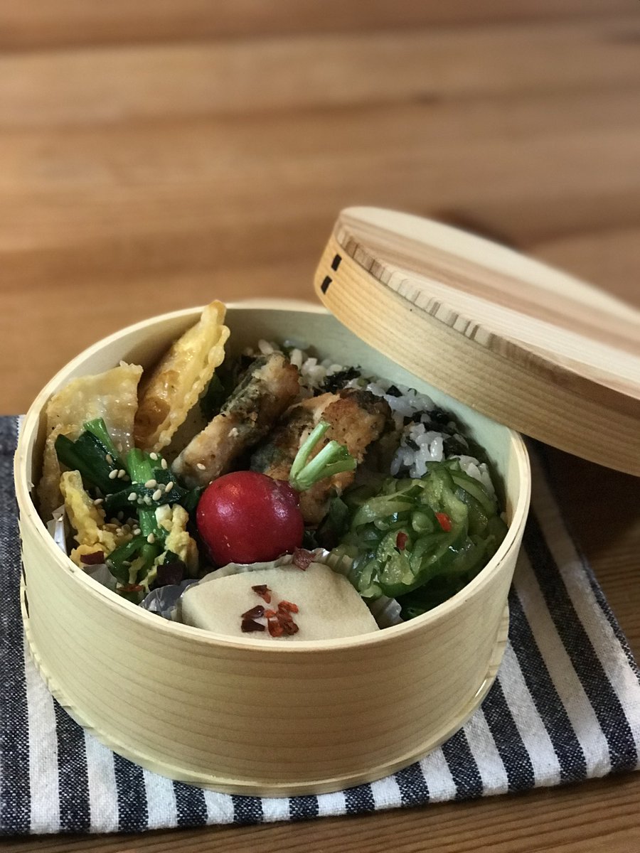 aky_favorite's tweet photo. 眠たい火曜日。
いろんなピリッのお弁当。
#今日のお弁当
#お弁当記録
*韓国海苔と辣油の混ぜご飯
*香味ささみ揚げ
*ニラ玉
*高野豆腐
*きゅうりの醤油漬け

生ラディッシュのピリッとが1番辛かった。 https://t.co/AmkVIc9HOf