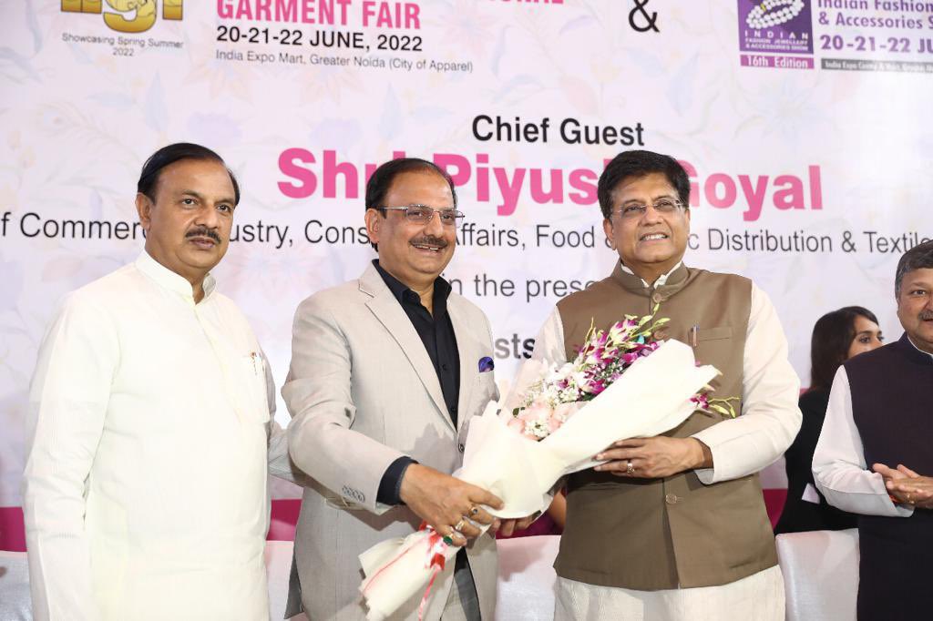 RaujeshJ's tweet photo. @PiyushGoyal @TexMinIndia @epchindia @RaujeshJ @IndiaExpoCentre inauguration by the dynamic minister of textile Sri Piyush goel at india fashion jewelery show at expo mart makes jewelery exporter happy.Thank u sir for your visit.Thanks DG Rakesh kumar for creating a great show. https://t.co/tr4yLxiFxc
