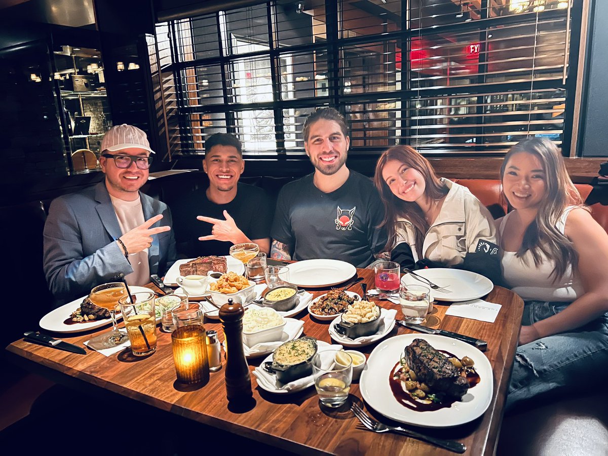 ThixNation's tweet photo. Dinner with the man himself. Familia. #EUSOULIQUID https://t.co/vce7mVRdw3