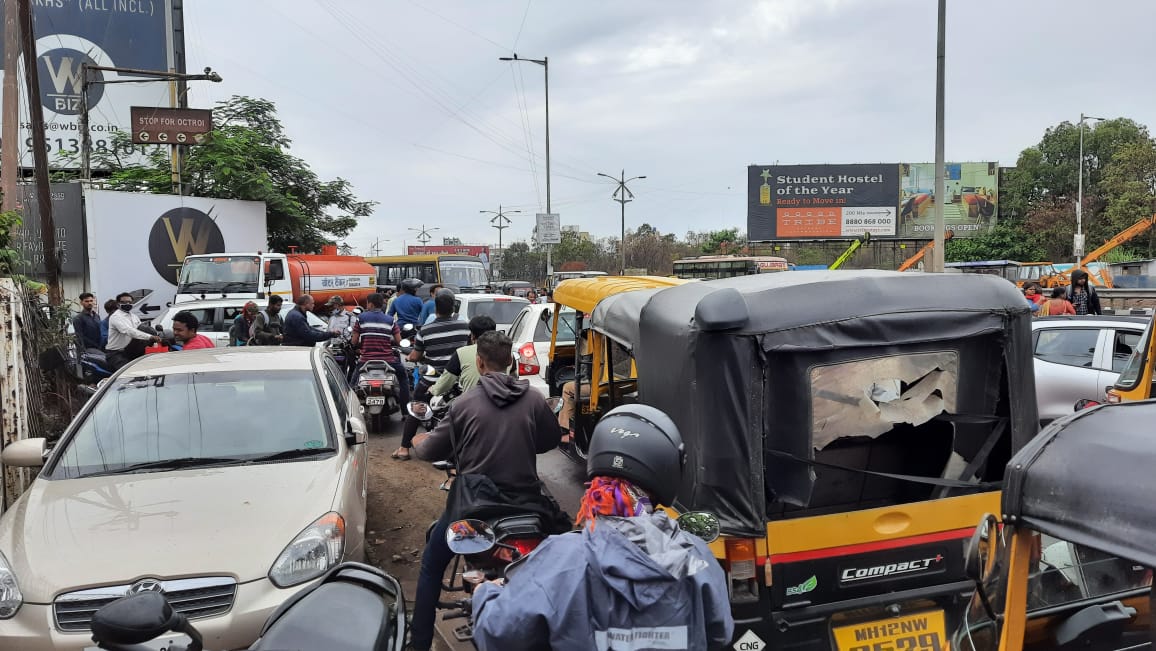 prakashsnayak's tweet photo. @pcmcindiagovin Near Decathlon Bhumkar chowk as a resident we face daily traffic due to congestion and vehicles from all directions. Is it possible for you to increase the width of the road to avoid traffic https://t.co/NsuLXAN1kt