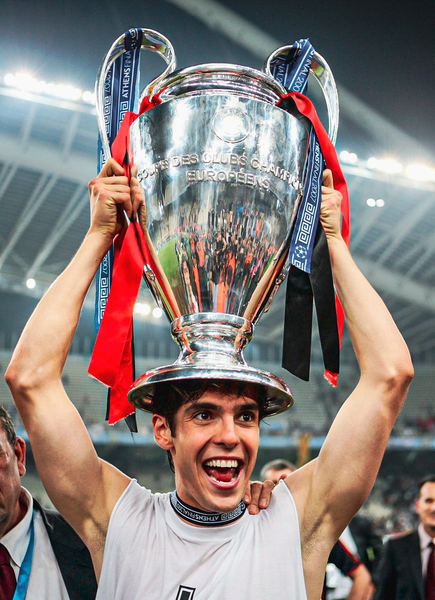 keralista's tweet photo. Sometimes all I wonder in life is if @acmilan can ever find a player like @KAKA 

He had the  skill of dribbling with pace, beating defenders and ability to break lines with his passing. A deadly combination very few have even today. https://t.co/GHPIamoJpy