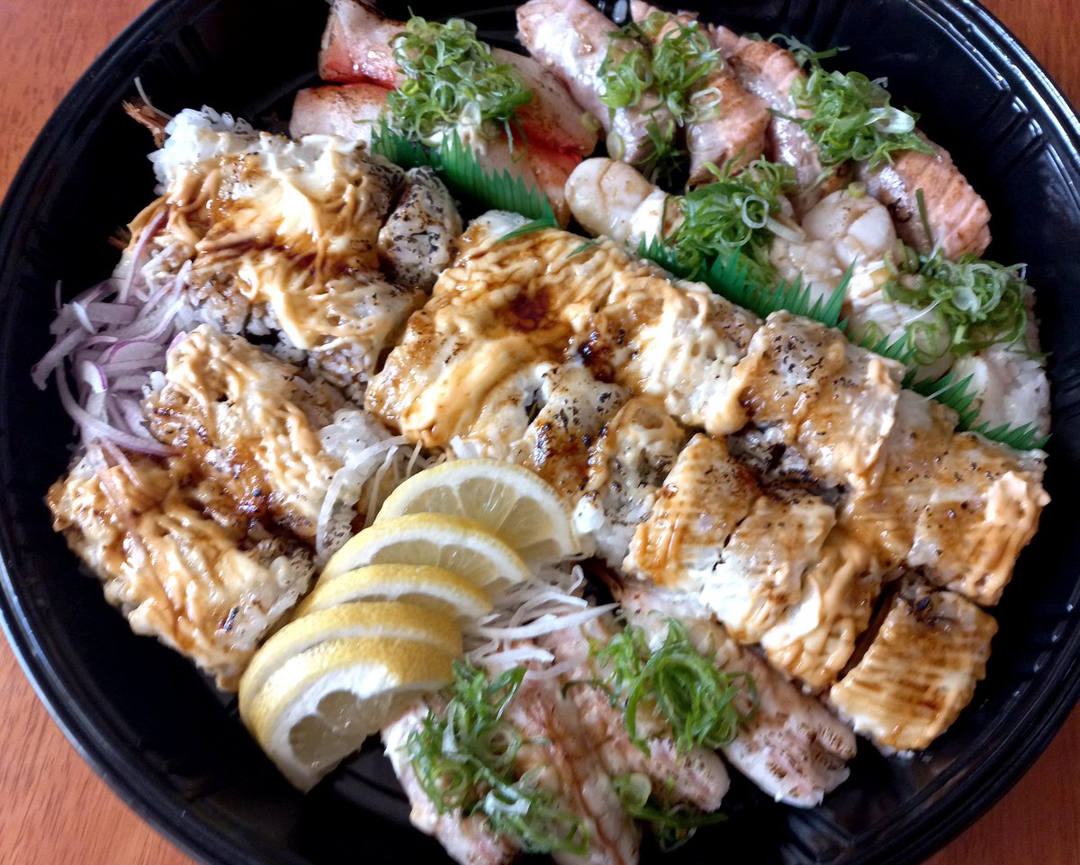 おうちで食べよう🥢 お寿司🍣 炙りプレート お寿司も値上がり⤴️⤴️ 一皿４ドルになってた😅