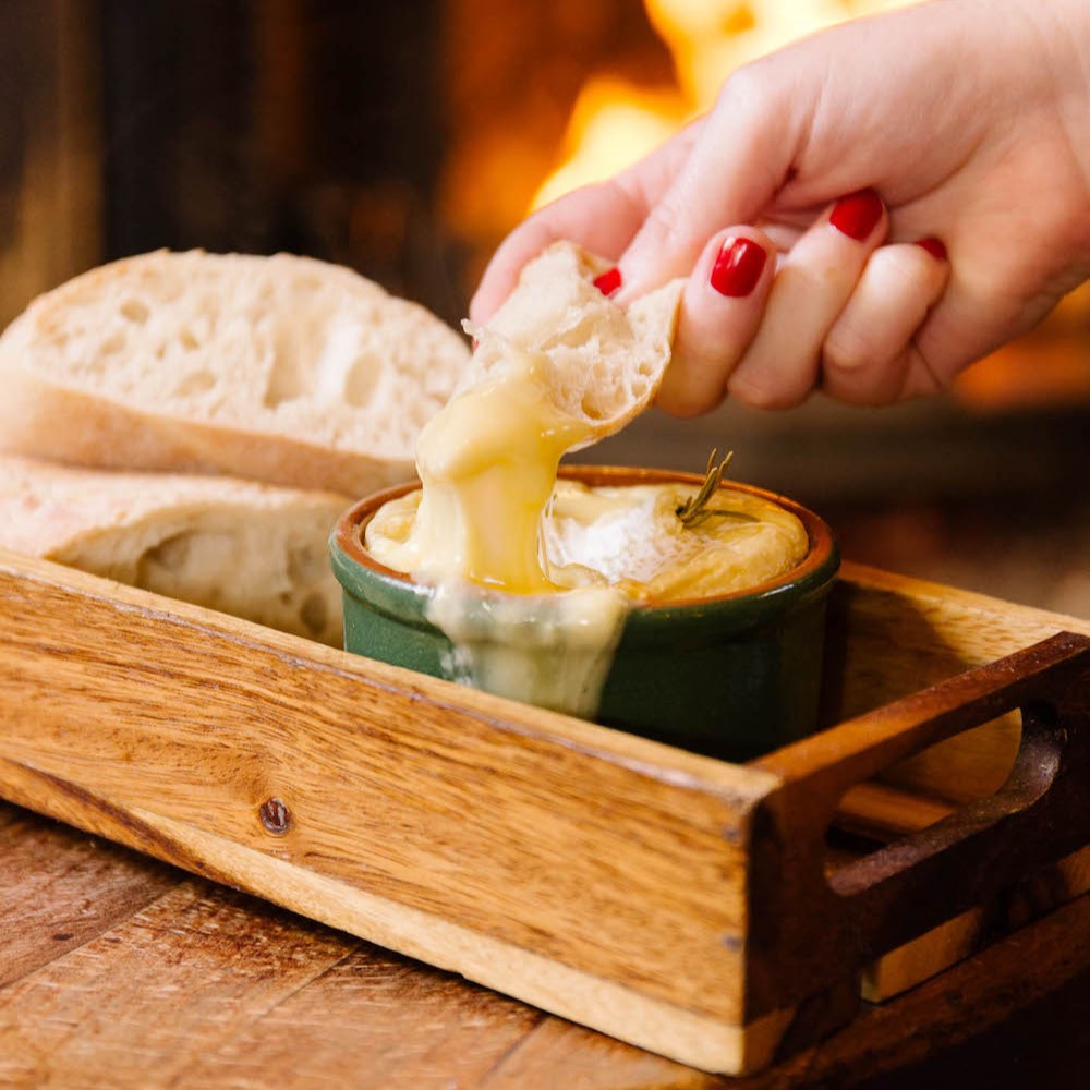 Cheese is made to be melted 🤤🧀 Struggling to decide which cheeses are best to cook with? We’ve helped narrow down the field in an article with <a href="/YumblesHQ/">Yumbles.com</a>! Check it out here 👉 bit.ly/3zNehIZ
#meltedcheese #camembert #bakedcamembert #cookingwithcheese #artisancheese