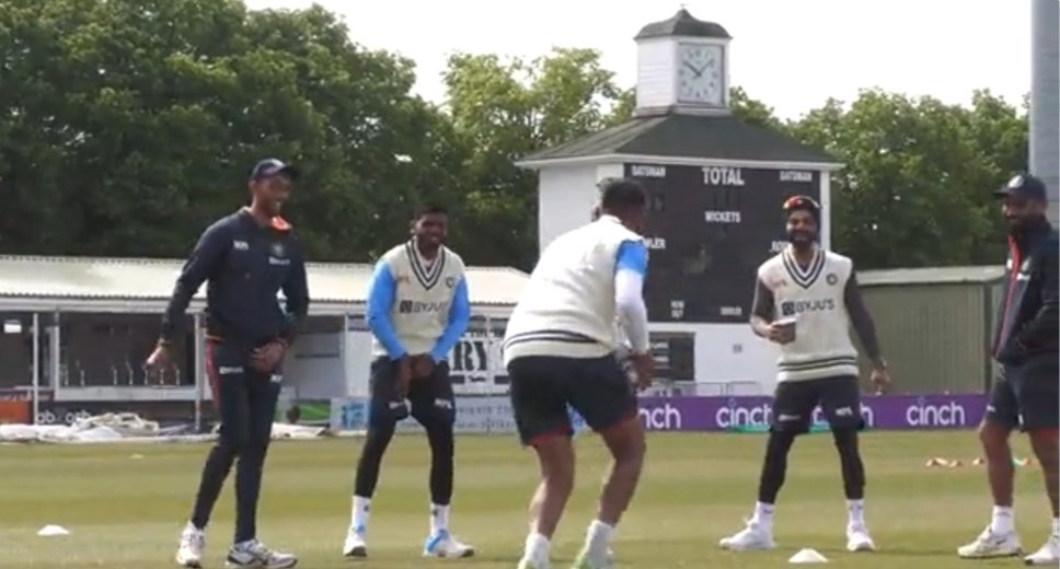 olopbcsh's tweet image. Indian team @imVkohli @cheteshwar1 @MdShami11 #parsidhkrishna playing football great way to kick off the schedule best of luck guys 📷 @leicsccc @BCCI #INDvsENG #ViratKohli𓃵