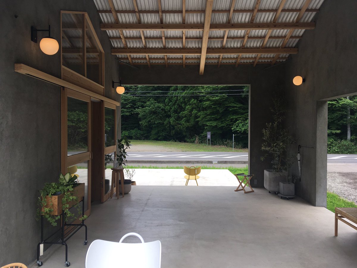 Hidetoshi_Sawa's tweet photo. 那須の建築家刈谷さんが手掛けた雑貨屋さんに立ち寄り。湿気を避けるための段床が効いてる。 https://t.co/HWvPwnHAZB