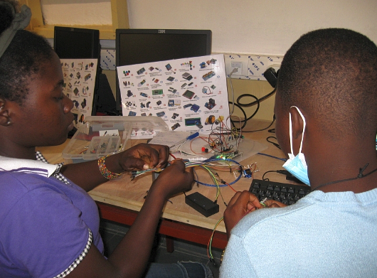 The great work connecting rural students in West Africa continues with another Raspberry Pi computer lab installed in Togo at Lycée d’Assahoun:

raspberrypi.com/news/another-r… 

Many thanks as ever to Dominique Laloux and INITIC.